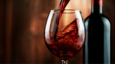 Sirviendo una copa de vino