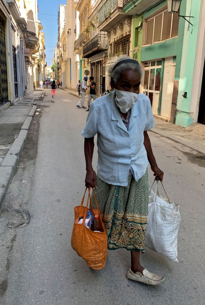 Una anciana camina por una calle de La Habana, el 17 de diciembre de 2020.