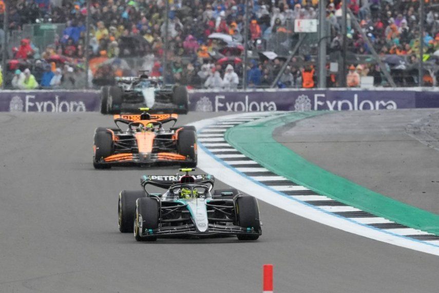 El piloto británico de Mercedes, Lewis Hamilton, maniobra su auto frente al McLaren de Lando Norris en el Gran Premio Británico, el domingo 7 de julio del 2024.