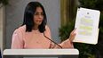 Delcy Rodríguez sostiene un documento mientras habla durante una reunión con representantes diplomáticos acreditados en Caracas el 29 de septiembre de 2025.