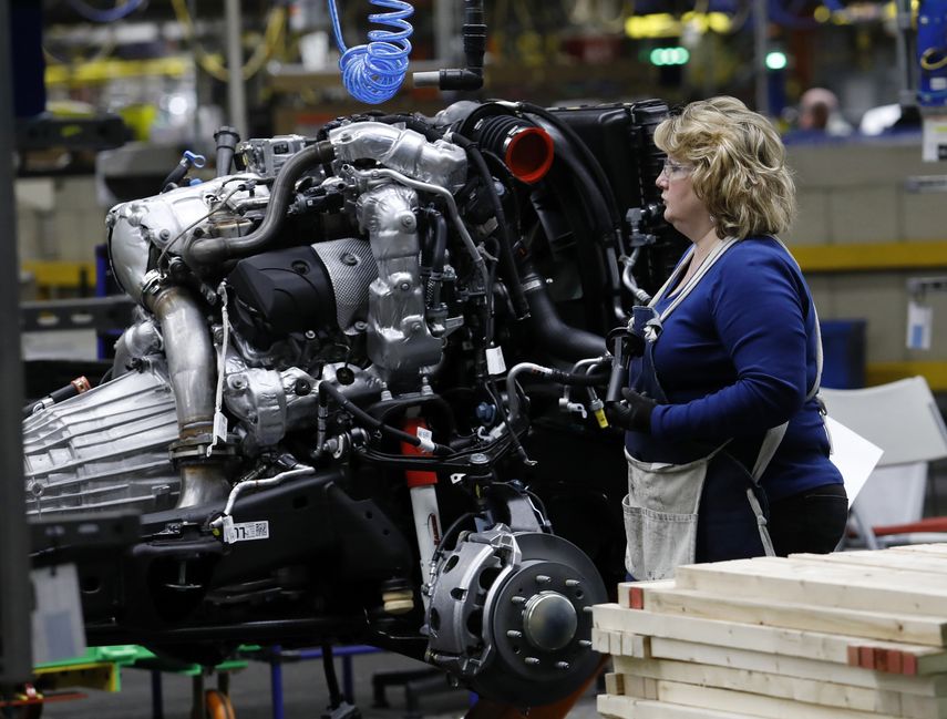 Una empleada de General Motors en una planta de ensamblaje en Michigan.