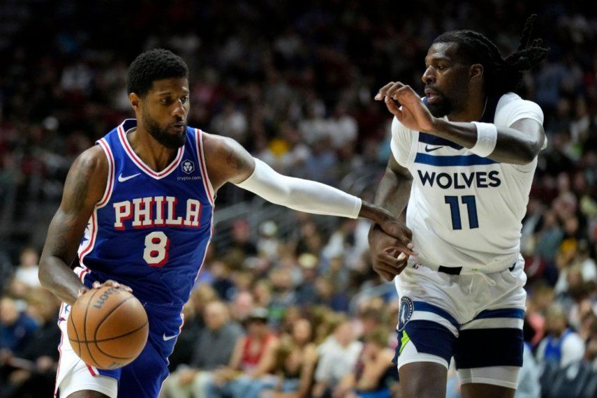 Paul George (8) de los 76ers de Filadelfia conduce el balón ante Naz Reid (11) de los Timberwolves de Minnesota, el viernes 11 de octubre de 2024, en Des Moines, Iowa.&nbsp;