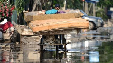 Un hombre rescata un colchón después del paso del huracán Eta, ahora degradado a tormenta tropical, en Planeta, municipio de La Lima, en el departamento hondureño de Cortés, el 9 de noviembre de 2020. La tormenta tropical Eta tocó tierra en los Cayos de Florida el domingo por la noche. trayendo fuertes lluvias y fuertes vientos después de azotar a Cuba y antes de abrir un camino mortal a través de Centroamérica y el sur de México. Al menos 200 personas están muertas o desaparecidas después de que Eta, inicialmente clasificado como huracán, arrasó Nicaragua, Guatemala y Honduras, causando inundaciones y deslizamientos de tierra.