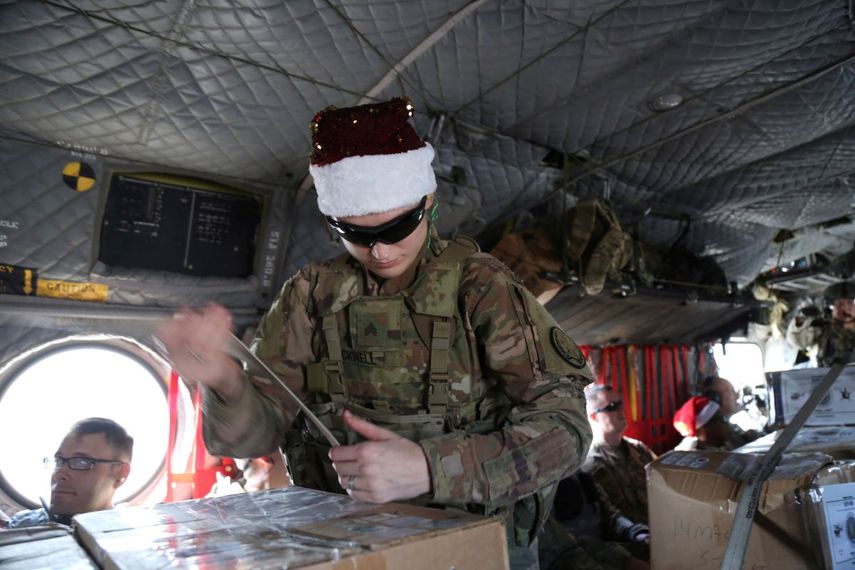 Fotograf&iacute;a del 23 de diciembre de 2019 de un soldado asegurando regalos navide&ntilde;os en un helic&oacute;ptero en Irbil, Irak, que se dirige a las bases estadounidenses en el oriente de Siria.&nbsp;