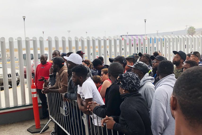 Fotografía del domingo 28 de julio de 2019 de un grupo de migrantes en Tijuana a la espera de solicitar asilo en Estados Unidos ese día.