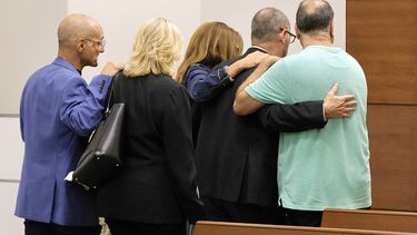 Familiares y amigos de los asesinados en Parkland abandonan la sala donde se realiza el juicio contra Nikolas Cruz.