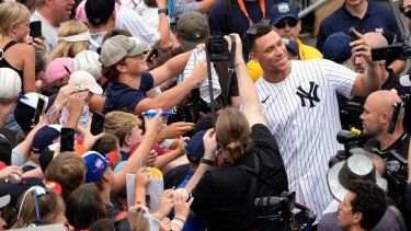 Aaron Judge, de los Yanquis de Nueva York, se toma una selfie con el teléfono celular de un fanático a su llegada al Complejo de la Serie Mundial de Pequeñas Ligas, el domingo 18 de agosto de 2024.