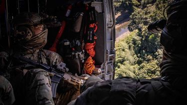 Las Fuerzas del Comando de Operaciones Especiales de Estados Unidos ensayan incursiones marítimas desde un helicóptero HH-60 de la Guardia Costera estadounidense sobre el Caribe, el 28 de diciembre de 2025.