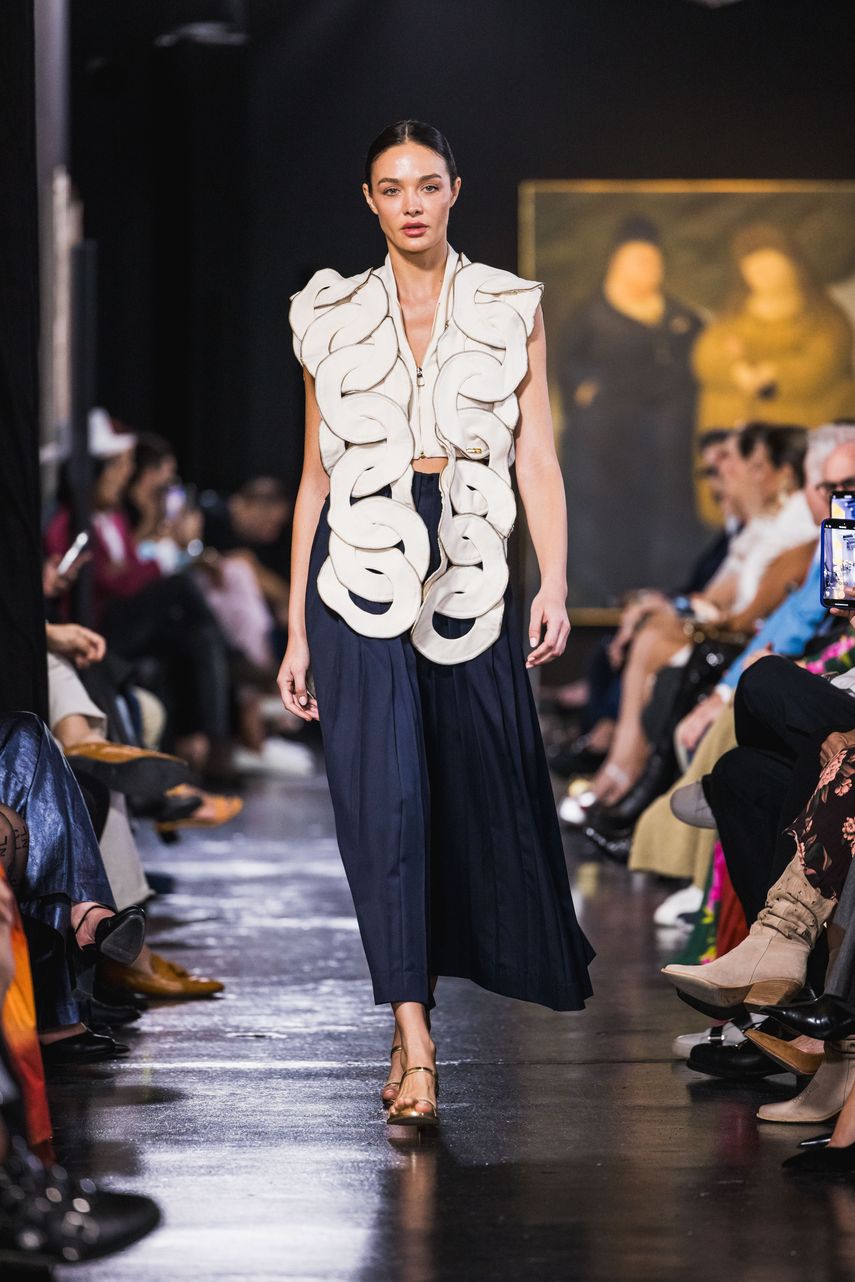 Colección sostenible de la diseñadora venezolana Yenny Bastidas presentada en la Miami Fashion Week 2024.