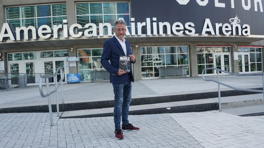 El periodista y escritor argentino Daniel Frescó con su libro Manu, el Cielo con las Manos, el jueves 21 de marzo del 2019, en las escalinatas de la AmericanAirlines Arena en Miami, escenario de momentos cruciales en la trayectoria del gran deportista latinoamericano. (Foto: LUIS F. SÁNCHEZ).