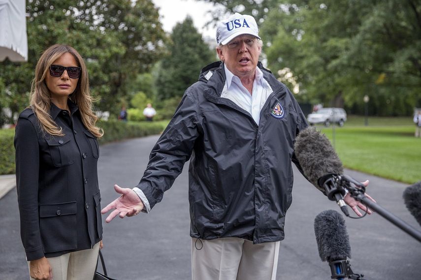 El presidente Donald&nbsp;Trump y la primera dama Melania, se dirigen a los medios antes de embarcar en el Marine One en la Casa Blanca en Washington DC, Estados Unidos.&nbsp;