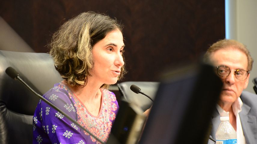 La bloguera cubana Yoani Sánchez. A su lado observa el periodista dominicano Óscar Haza.