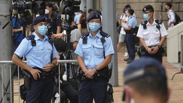 Agentes de policía montan guardia frente a un tribunal en Hong Kong, 30 de julio de 2021, donde el activista por la democracia Tong Ying-kit fue condenado a nueve años de prisión por violar la ley de seguridad.&nbsp;