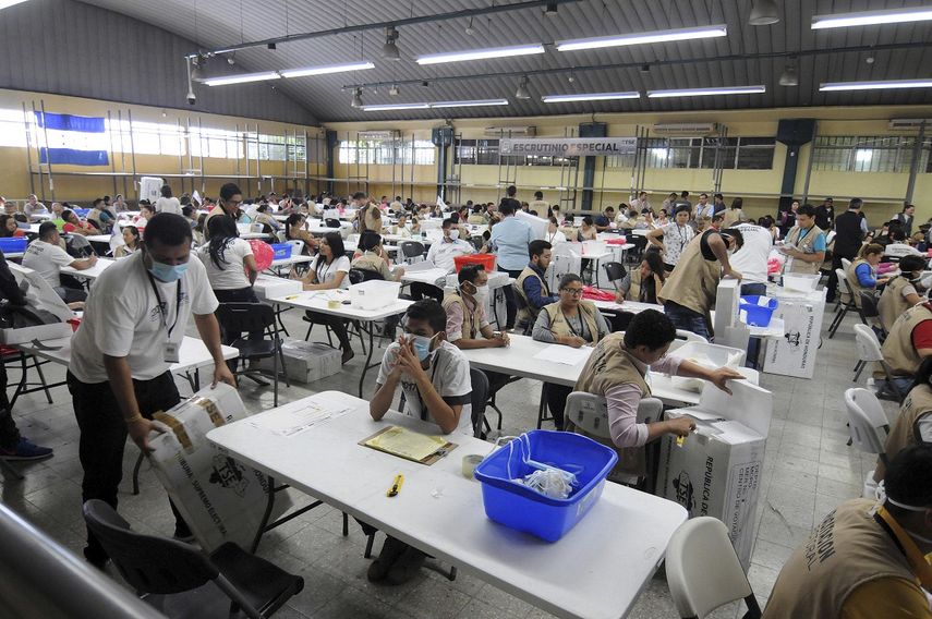 De acuerdo con el recuento oficial del Tribunal Supremo Electoral, Hernández ganó los comicios con 42.98% de los votos frente al 41.39% de Salvador Nasralla.