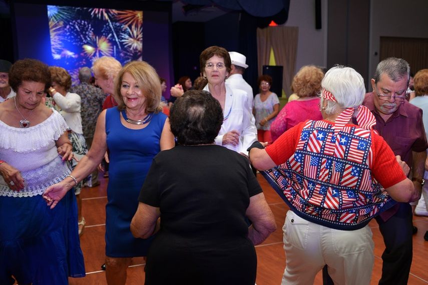 Con ritmos latinos los abuelos de Hialeah celebraron la independencia estadounidense (GISELLE SANTALUCCI)