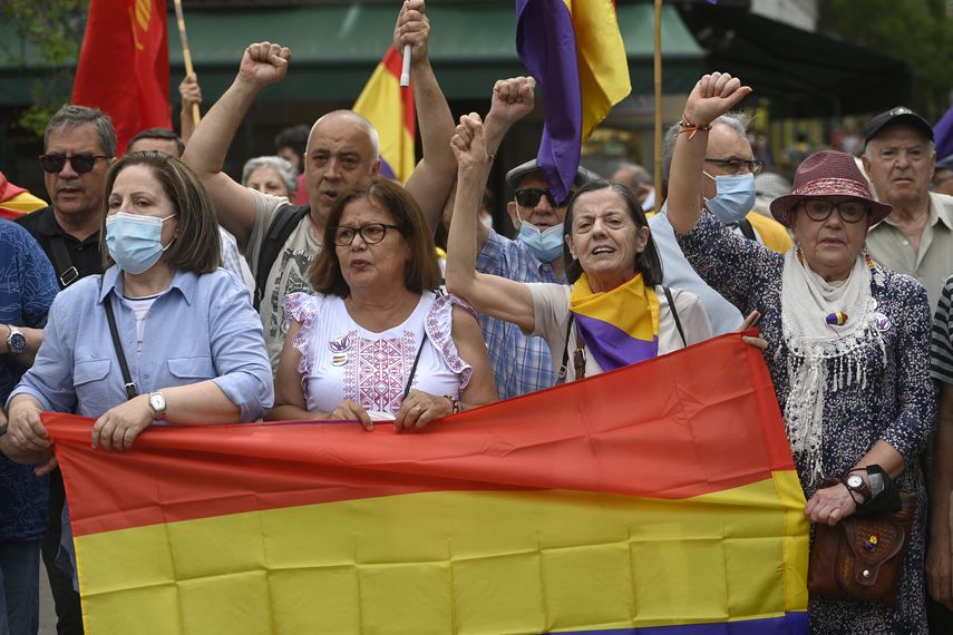 Los manifestantes sostienen una bandera republicana durante una manifestación contra la monarquía en Madrid el 22 de mayo de 2022, coincidiendo con el regreso a España del ex rey Juan Carlos I. El ex rey de España asistió a una regata en la región noroccidental de Galicia este fin de semana en un controvertido primer viaje casa después de casi dos años en el exilio tras una serie de escándalos financieros. Aunque los fiscales han cerrado sus investigaciones sobre los asuntos de Juan Carlos I, las revelaciones sobre los turbios orígenes de su fortuna han hecho un daño irreparable a una figura que alguna vez fue reverenciada por su papel en la transición democrática de España después de décadas de dictadura. &nbsp;