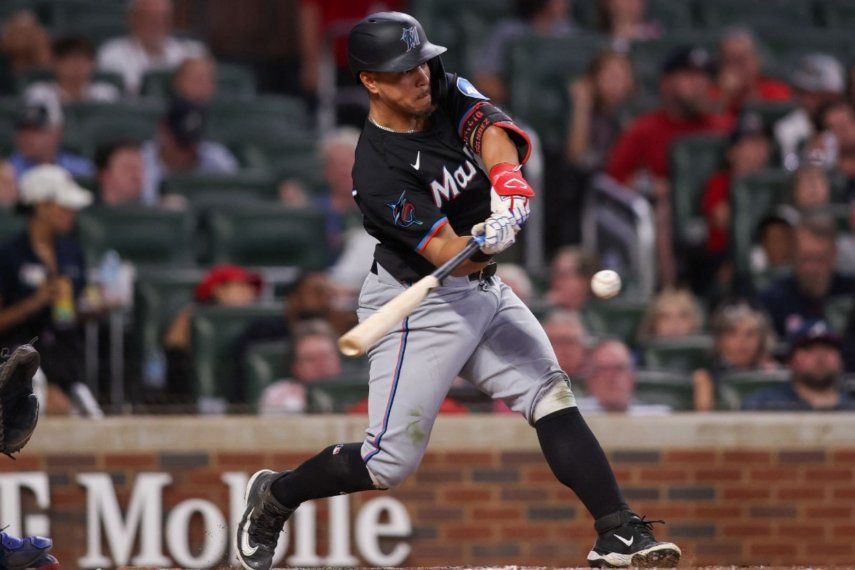 Heriberto Hernández #64 de los Marlins de Miami conecta un sencillo productor contra los Bravos de Atlanta en la séptima entrada en el Truist Park el 9 de agosto de 2025 en Atlanta, Georgia.&nbsp;