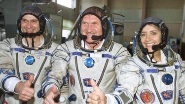 En esta foto de archivo del 5 de julio de 2001, la astronauta francesa Claudie Haignere, derecha, y sus colegas rusos Viktor Afanasyev, centro, y Konstantin Kozeyev se entrenan en una nave espacial Soyuz TM.&nbsp;