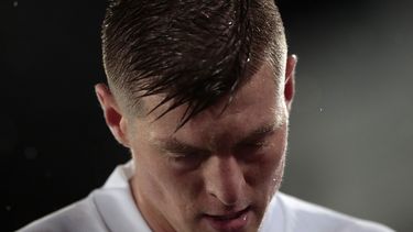&nbsp;En foto del 27 de abril del 2021, Toni Kroos del Real Madrid en el partido de ida de la semifinal de la Liga de Campeones ante el Chelsea en el estadio Alfredo di Stefano. El lunes 17 de mayo del 2021, el equipo anuncia que Kroos dio positivo por COVID-19 y se perderá el duelo del domingo de la liga ante el Villarreal.&nbsp;