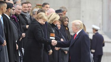 El presidente de los Estados Unidos, Donald J. Trump (R), de la mano a la canciller alemana, Angela Merkel, cuando llega a la ceremonia internacional para el Centenario del Armisticio de la Primera Guerra Mundial, el 11 de noviembre de 1918, en el Arco del Triunfo, en París, Francia, el 11 de noviembre de 2018.