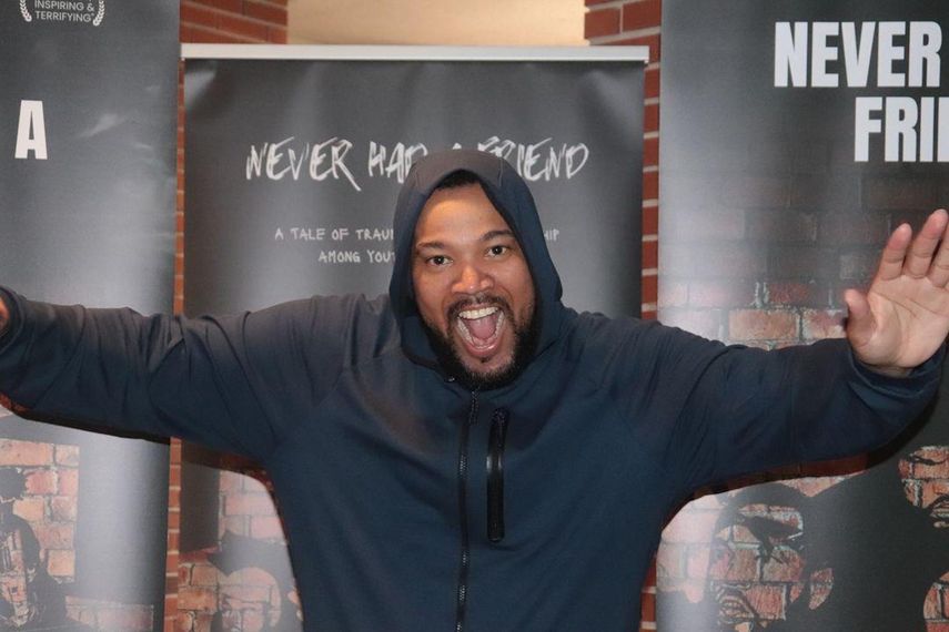 El profesor Micah Johnson es el creador de la pieza teatral “Never Had a Friend”, una memoria de cómo un niño sobrevivió el trauma y la falta de hogar, que se presentará el 2 de septiembre en Broward College.