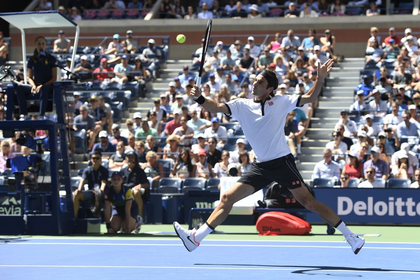 El suizo Roger Federer devuelve ante el británico Daniel Evans en la tercera ronda del Abierto de Estados Unidos, el viernes 30 de agosto de 2019, en Nueva York.&nbsp;