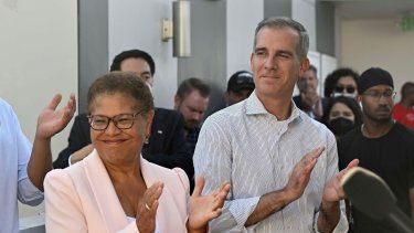 El alcalde de Los Ángeles, Eric Garcetti, junto a la representante Karen Bass en Los Ángeles, el miércoles 24 de agosto de 2022.&nbsp;