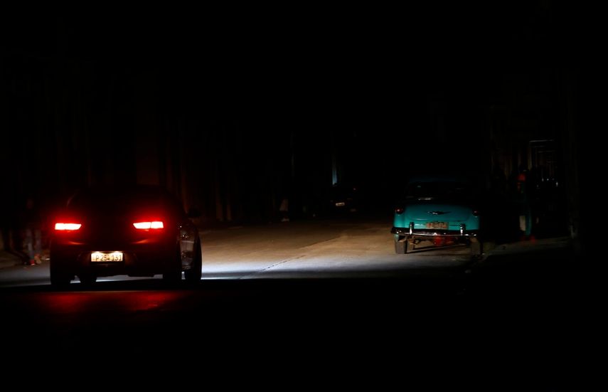 Un auto transita por una calle durante apagones en Cuba.&nbsp;