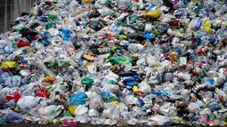 La mayoría de los plásticos no se biodegradan de forma significativa, por lo que los residuos de plástico que los humanos han generado podrían estar con nosotros durante cientos o incluso miles de años, aseguró Jenna Jambeck, una de las autoras del estudio.
