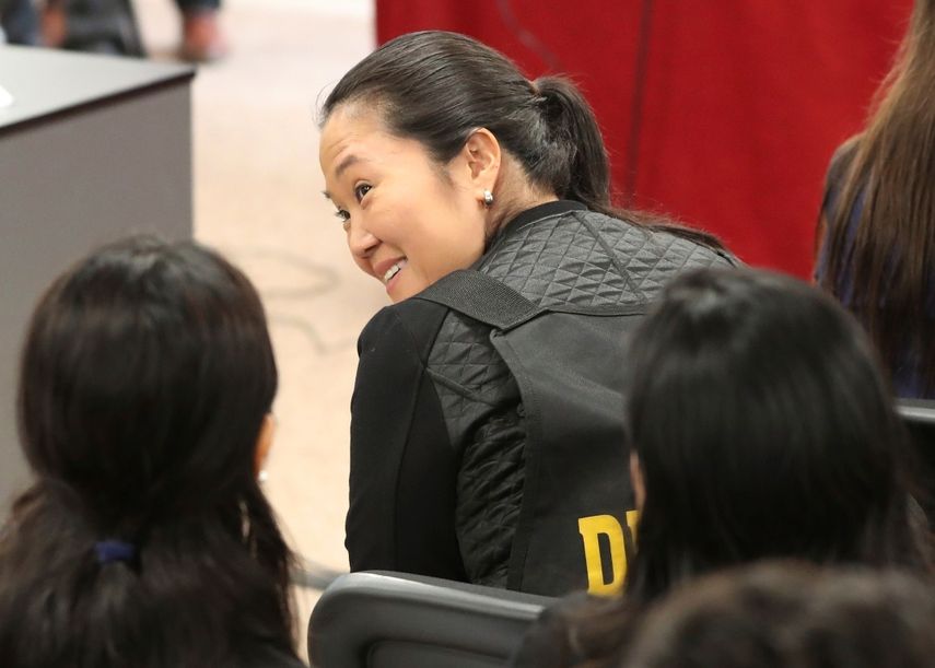 En esta foto de archivo del 17 de octubre de 2018, Keiko Fujimori, hija del expresidente Alberto Fujimori y líder del partido opositor, asiste a una audiencia para apelar a su detención en Lima, Perú