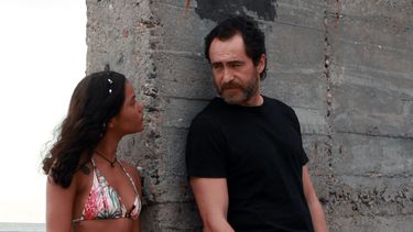 Demian Bichir, derecha, y Sasha González en una escena de Danyka una película de Michael Rowe, que se estrena el 26 de noviembre en México, en una imagen proporcionada por Videocine.