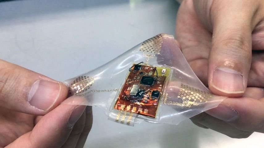 Un monitor inalámbrico y portátil construido con dispositivos electrónicos elásticos podría permitir un monitoreo cómodo y a largo plazo de la salud de adultos, bebés y niños.
