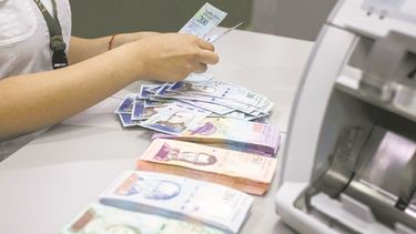 La escasez de dinero en efectivo es uno de los problemas que enfrenta la población venezolana.