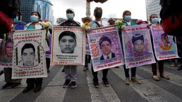 Familiares y compañeros de clase de los 43 estudiantes de colegio de Ayotzinapa desaparecidos marchan en Ciudad de México el lunes 26 de septiembre de 2022, en el aniversario de la desaparición de los estudiantes en Iguala, en el estado de Guerrero.&nbsp;