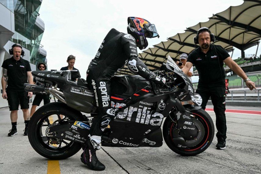 El piloto español de Aprilia Racing, Jorge Martín, se prepara para rodar durante el primer día de pruebas de pretemporada de Moto GP 2025 en el Circuito Internacional de Sepang en Sepang el 5 de febrero de 2025.