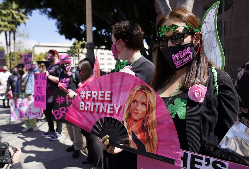 Simpatizantes de Britney Spears se manifiestan afuera de la corte durante una audiencia relacionada con la curaduría de la cantante, el 17 de marzo de 2021 en Los Ángeles.&nbsp;