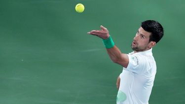 Novak Djokovic saca ante Jiri Vesely durante el torneo de Dubái, el jueves 24 de febrero de 2022