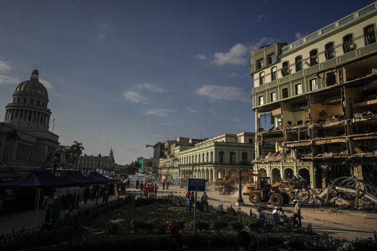 Equipos de rescate retiran escombros en el lugar de una explosión mortal que dañó el hotel Saratoga, en La Habana, el viernes 6 de mayo de 2022. 