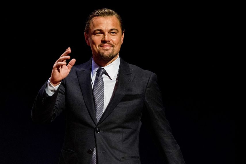 El actor Leonardo DiCaprio saluda durante una gala benéfica en febrero, en el teatro&nbsp;el teatro Carre de Ámsterdam, Países Bajos.&nbsp;