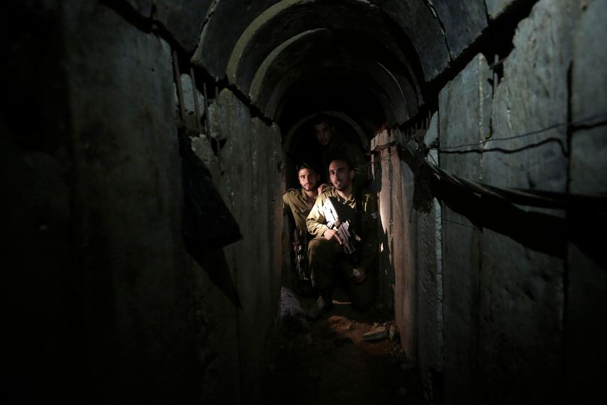 Soldados israelíes recorren un túnel descubierto cerca de la frontera Israel-Gaza, 13 de octubre de 2023. Un extenso laberinto de túneles construidos por el grupo extremista Hamas se extiende a lo largo de la densamente poblada franja y oculta a los combatientes, su arsenal de cohetes y a más de 200 rehenes que ahora retiene tras el ataque sin precedentes del 7 de octubre contra Israel.