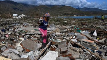 Entre escombros, los cubanos intentan rescatar algunas pertenencias tras el paso del huracán Melissa.&nbsp;