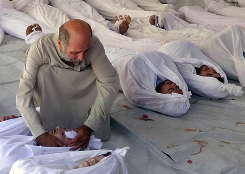 En esta foto del 21 de agosto del 2013, tomada por un ciudadano y suministrada por el grupo opositor Oficina de Prensa de la Ciudad de Douman, que fue autenticada en base a su contenido y otros reportajes de la AP, muestra a un sirio de duelo. (AP)