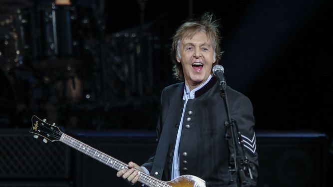 En esta foto de archivo tomada el 27 de julio de 2017, el músico británico Paul McCartney se presenta durante un concierto como parte de su gira One on One en el Hollywood Casino Amphitheater en Tinley Park, Illinois.