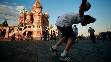 la aficion mundialista pone de cabeza a moscu