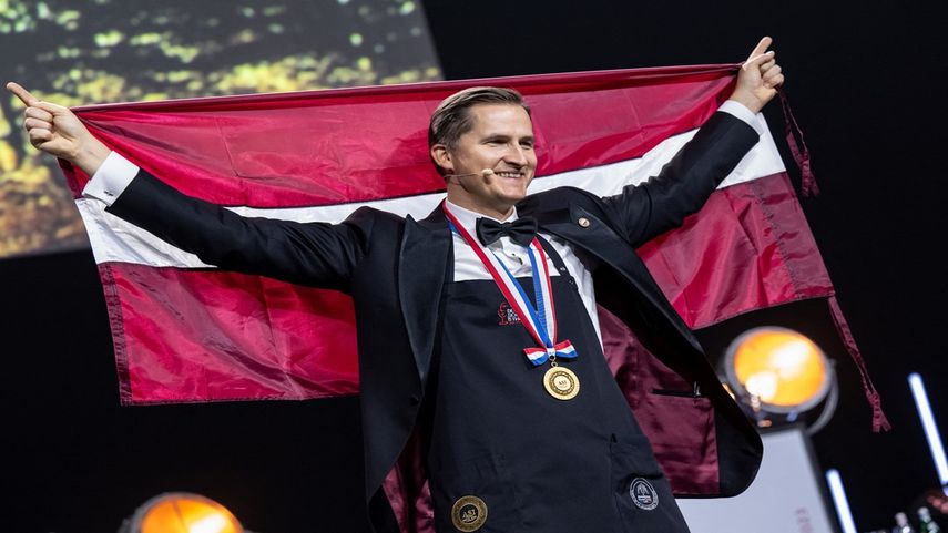 El letón Raymonds Tomsons celebra después de ganar el concurso Mejor Sumiller del Mundo 2023 en el La Defense Arena de Nanterre, cerca de París, el 12 de febrero de 2023.