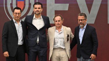 &nbsp;El nuevo entrenador del equipo nacional de fútbol de Venezuela, Oswaldo Vizcarrondo (C), posa con miembros de su personal técnico, el ecuatoriano Marlo Marín (L), el uruguayo Oscar Ortega (2o R) y el brasileño Clever Xabier (R), durante su presentación en Caracas el 20 de enero de 2026.