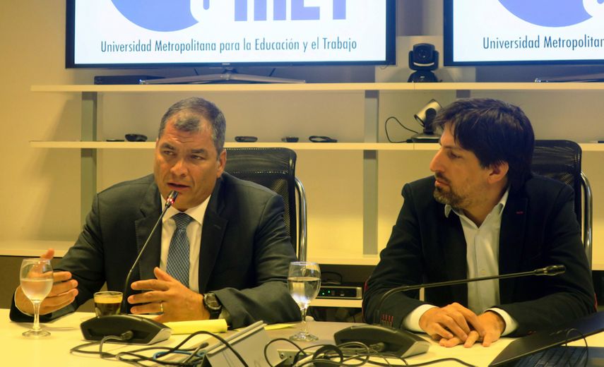 El expresidente de Ecuador Rafael Correa (i) habla junto al rector de la Universidad Metropolitana para la Educación y el Trabajo, Nicolás Trotta (d), durante un encuentro con periodistas en Argentina.
