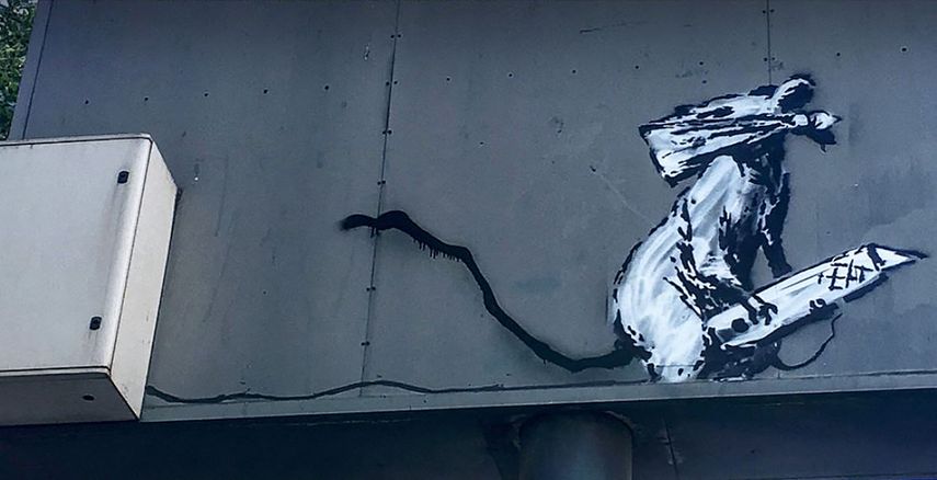 Un folleto publicado por el Centro Pompidou el 4 de septiembre de 2019 muestra una obra de arte que representa una rata enmascarada del artista callejero británico Banksy en la parte posterior de una señal de estacionamiento en París. Arquitectos renovarán el Centro de arte contemporáneo Georges Pompidou.