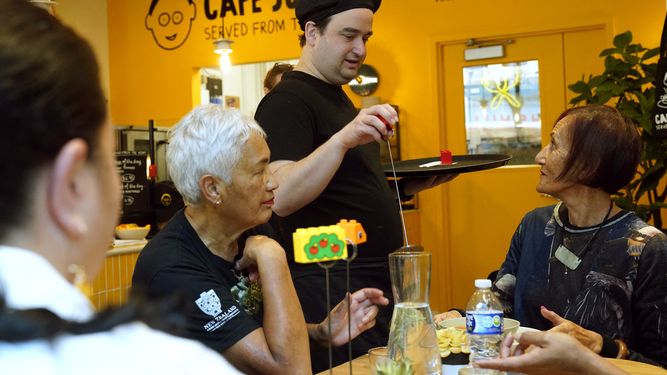 Gideon atiende a los clientes en la ubicación de Cafe Joyeux en Midtown, en el distrito de Manhattan de la ciudad de Nueva York, el 15 de marzo de 2024.