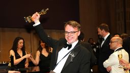 El profesor ruso Pavel Talankin alza su Óscar al Mejor Largometraje Documental por «Mr. Nobody Against Putin» en el Baile de los Gobernadores de la 98.ª edición anual de los Premios de la Academia, en el Teatro Dolby de Hollywood, California, el 15 de marzo de 2026.